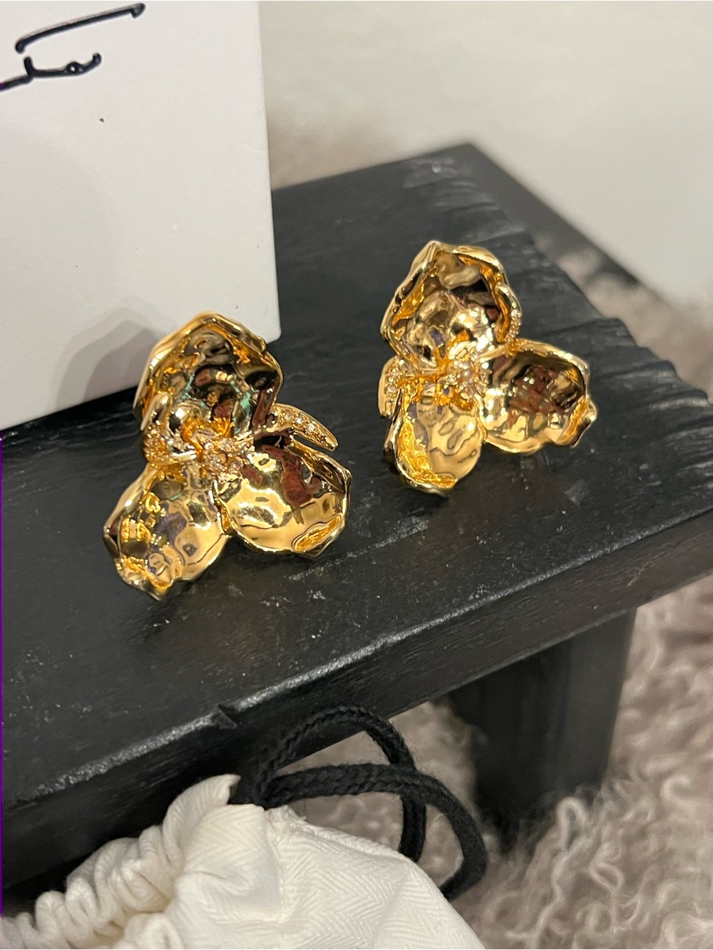 Oscar de la Renta Gold Floral Post Back Earrings. New - Picture 2 of 5